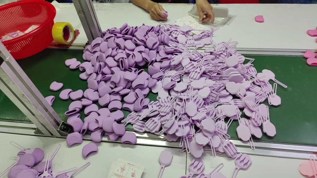 Factory production of silicone lip brush storage boxes in purple color