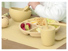 Silicone vs plastic: bake mat, reusable bag, baby spoon vs rigid plastic containers and scoop