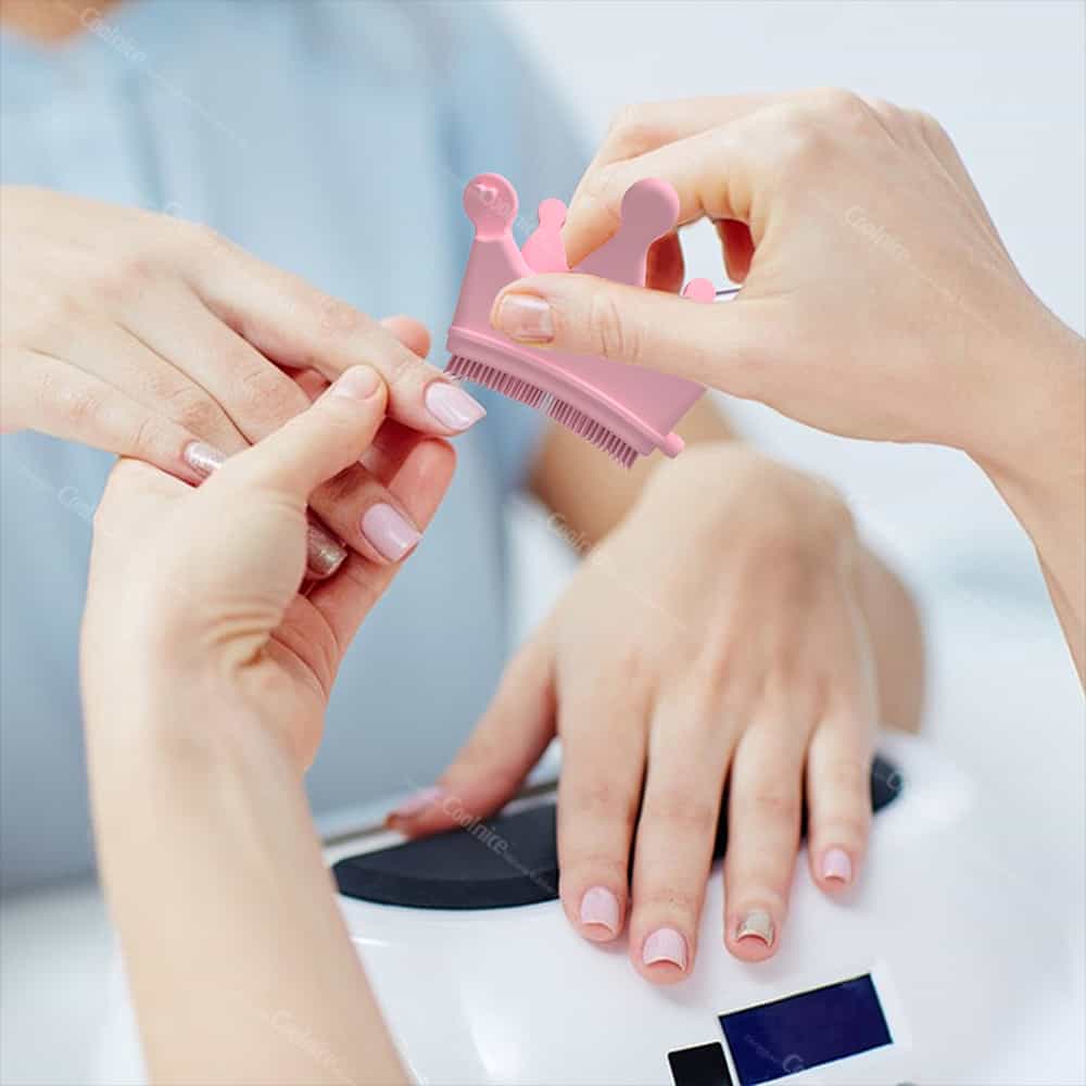 Silicone crown nail separator used for manicure cleaning