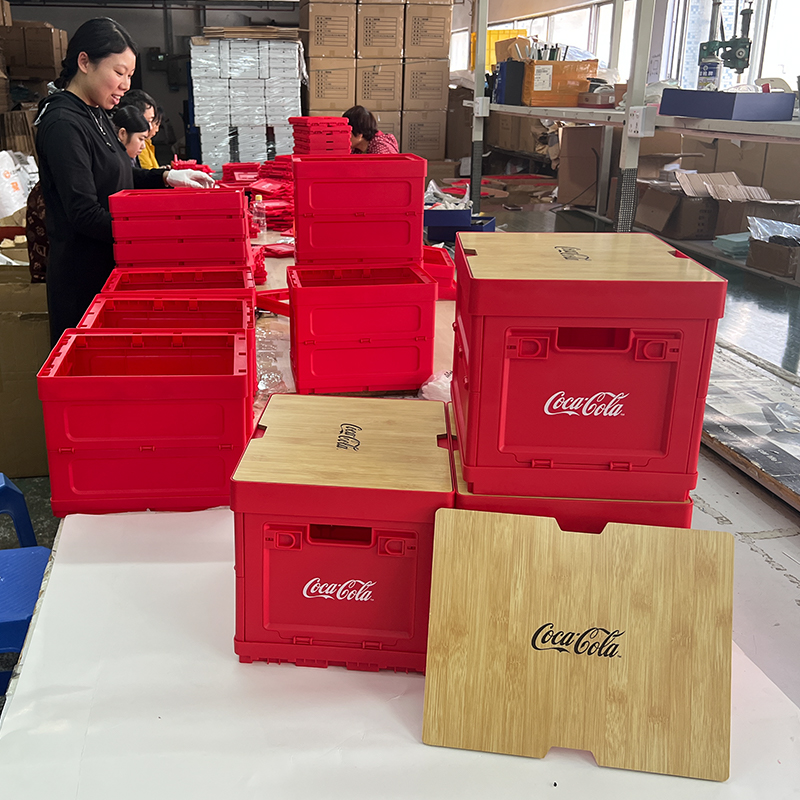OEM folding storage boxes with bamboo lids during assembly