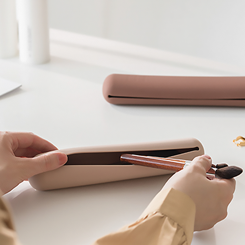 Silicone protective case for makeup brushes