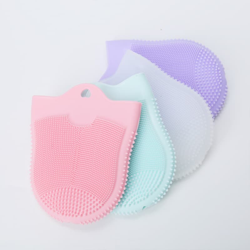Fingertip silicone scrubber for precise facial and spot cleaning