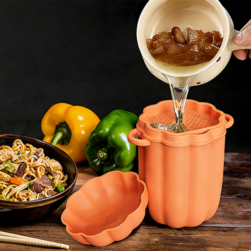 Silicone grease strainer container for filtering and storing cooking oil