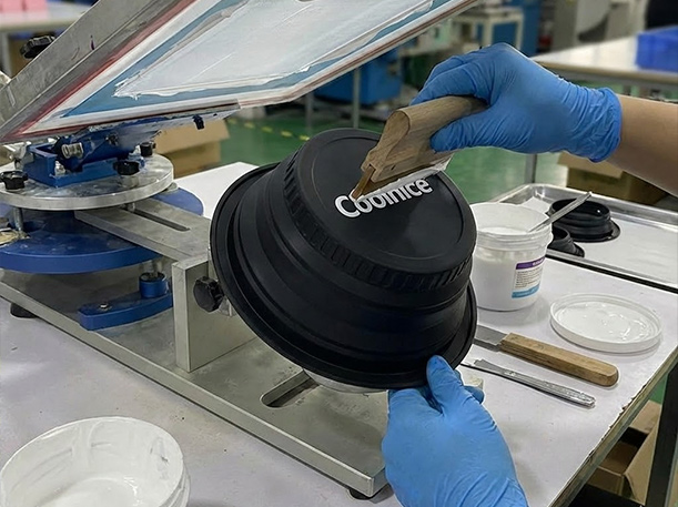 Silk screen printing process applying solid-color logo onto silicone product surface