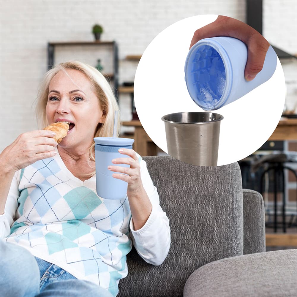cocktail preparation using silicone ice cooling cup