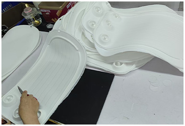 Custom silicone pet feeding mat trimming process in factory