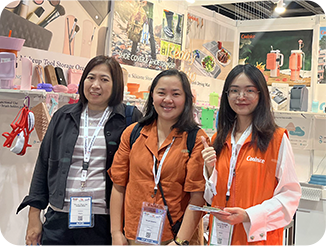 Coolnice sales team meeting buyers at Canton Fair