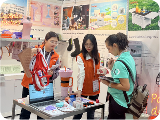 Coolnice team demonstrating silicone products to international buyers at an exhibition booth