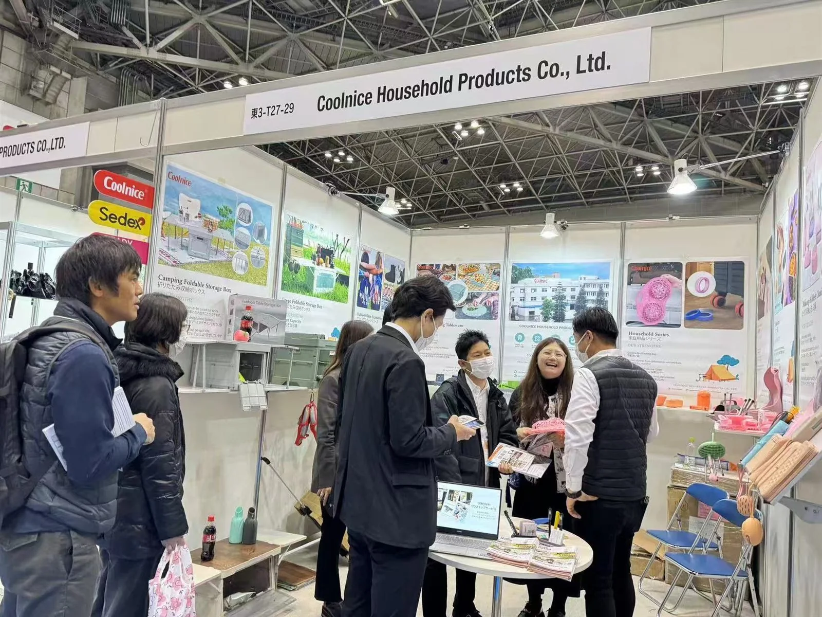 Coolnice team discussing OEM projects with trade show visitors